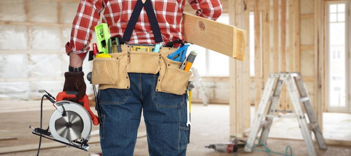 Technicien bricoleur réalisant des travaux de rénovation à domicile à Lyon